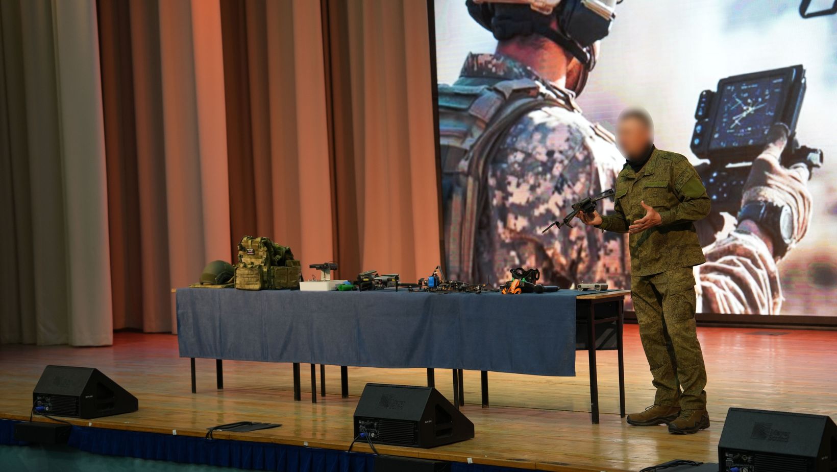 На фото: оккупант рассказывает студентам Крымского инженерно-педагогического университета о работе боевых дронов в войне против Украины.